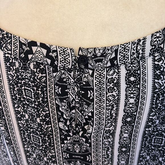 Pink Rose black white patterned short sleeve blouse Size L - Picture 6 of 9